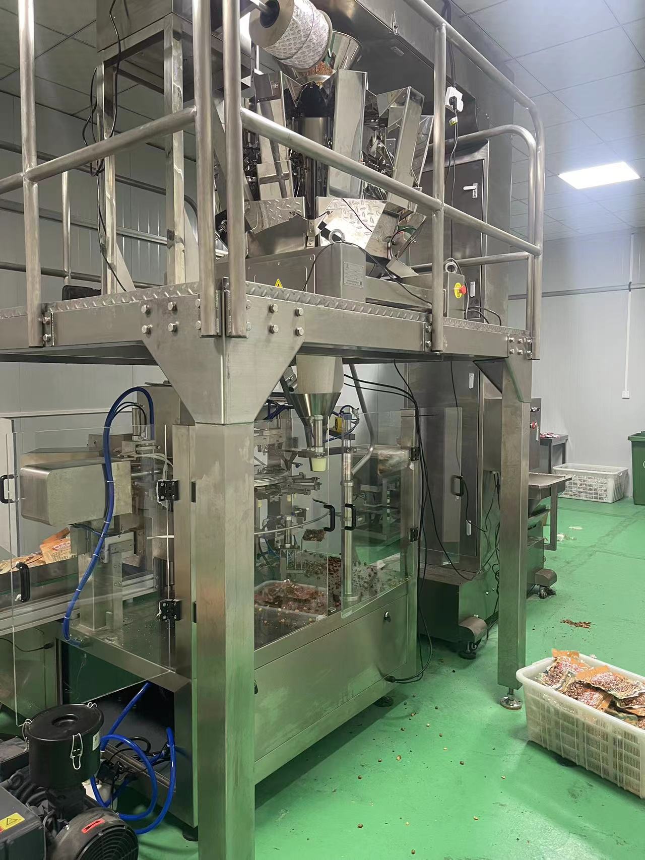 商丘客戶兩臺花生包裝機調試現場